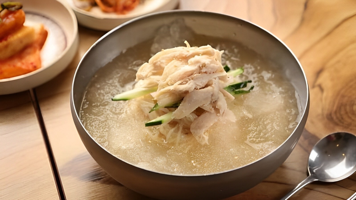 mì lạnh chogyeguksu dùng với thịt gà