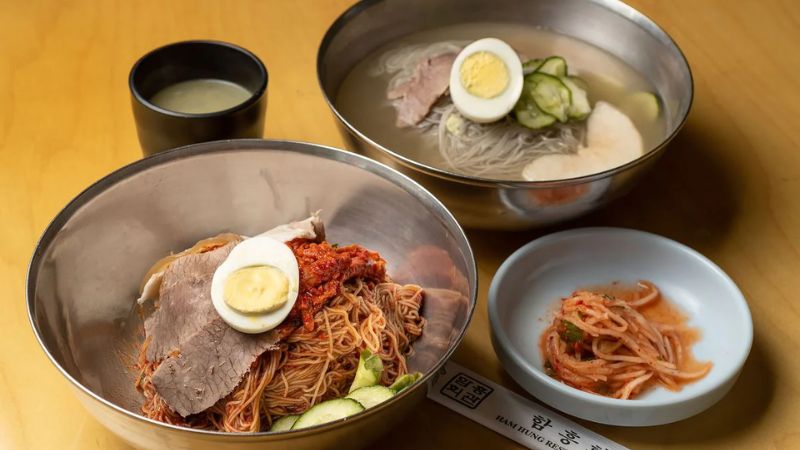 mì lạnh naengmyeon có hai loại