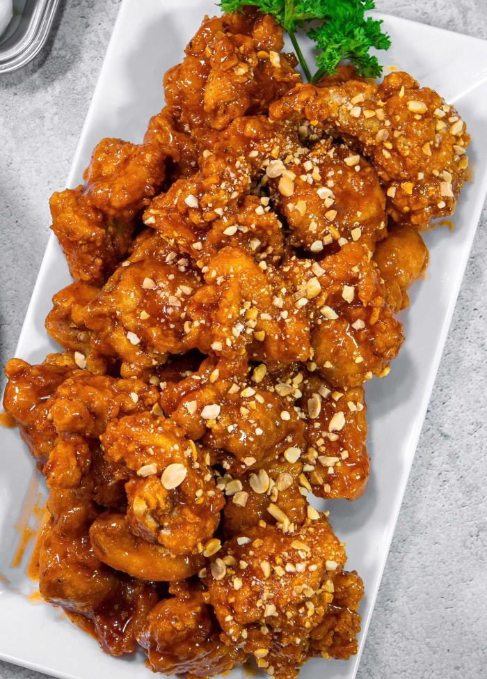 Gà chiên giòn sốt gia vị 바삭 양념 치킨